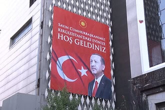 Erdoğan Bişkek'te Otel Önünde Dombra Şarkısıyla Karşılandı