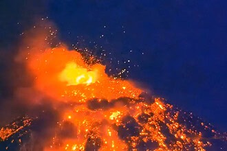 Fuego Yanardağı Lav Püskürttü: İki Köy Boşaltıldı, Karayolu Kapandı