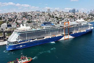 327 Metrelik Dev Kruvaziyer İstanbul Boğazı'nda: Celebrity Ascent Galataport'a DemirAttı!