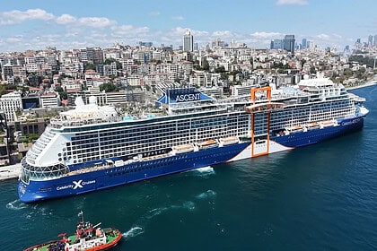 327 Metrelik Dev Kruvaziyer İstanbul Boğazı'nda: Celebrity Ascent Galataport'a DemirAttı!