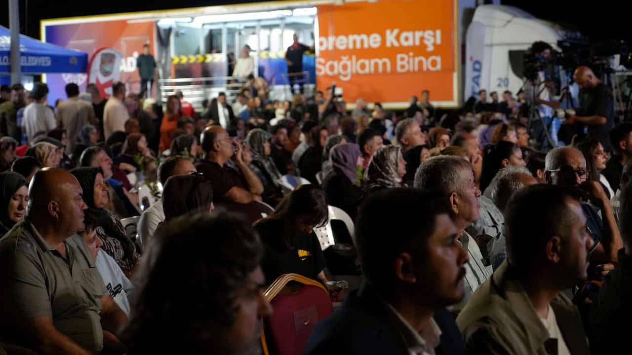 Gölcük'te 17 Ağustos 1999 Depremi Anıldı: 450 Milyar Liralık Dönüşüm Uyarısı
