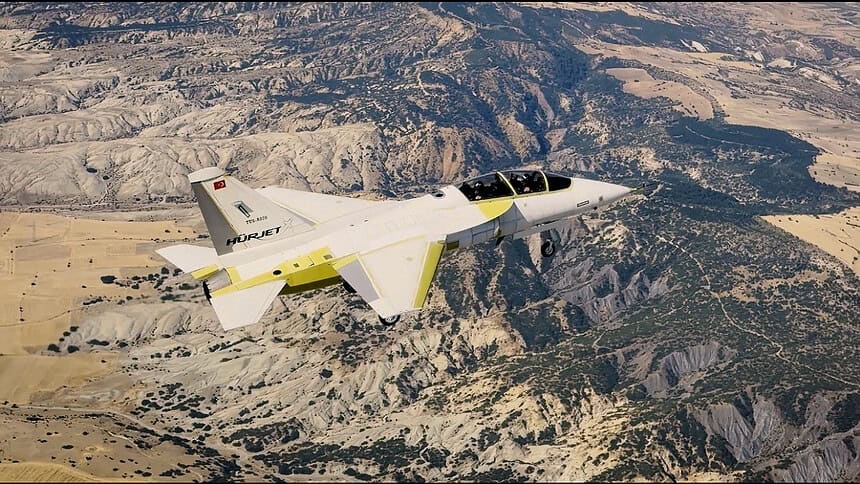 HÜRJET Zafer Bayramı'nda Gök Vatan'la Buluştu: İlk Uçuşta 18 Dakika Havada Kaldı