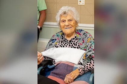 İki Dünya Savaşı Gördü, Kovid'i Yendi: Dünyanın En Yaşlı İnsanı Ethel Caterham 117 Yaşına Girdi