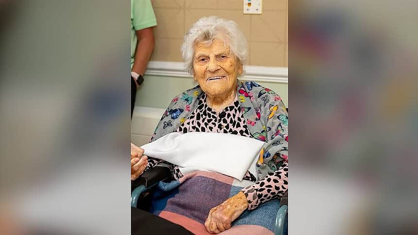 İki Dünya Savaşı Gördü, Kovid'i Yendi: Dünyanın En Yaşlı İnsanı Ethel Caterham 117 Yaşına Girdi
