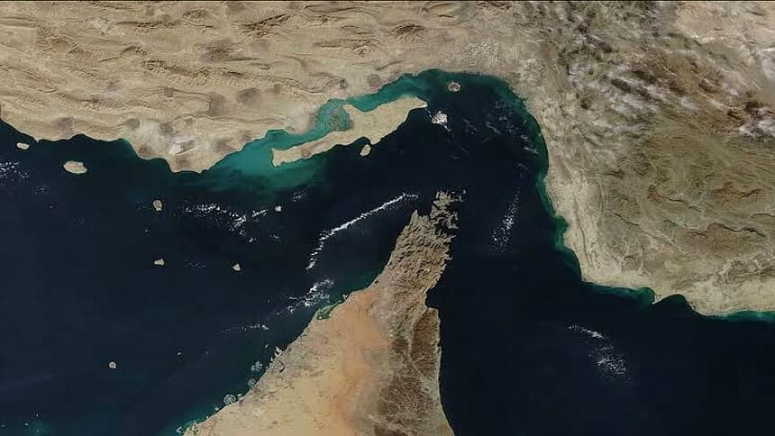 İran Süpertankerin İki Deniz Mayınına Çarptığını Açıkladı: Gemi Alev Aldı