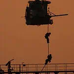 İtalyan Askerleri Helikopterle Rus Gölge Filosu Olduğu İddia Edilen Tankere Operasyon Yaptı
