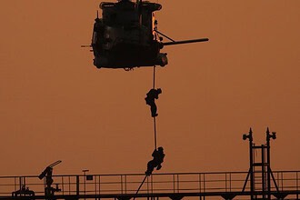İtalyan Askerleri Helikopterle Rus Gölge Filosu Olduğu İddia Edilen Tankere Operasyon Yaptı