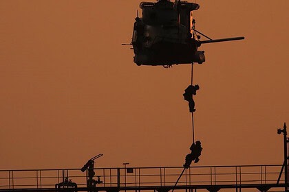 İtalyan Askerleri Helikopterle Rus Gölge Filosu Olduğu İddia Edilen Tankere Operasyon Yaptı