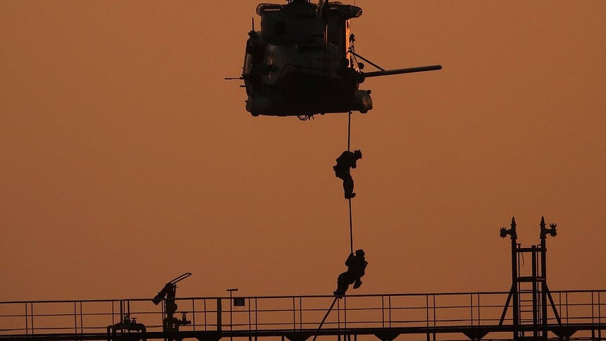 İtalyan Askerleri Helikopterle Rus Gölge Filosu Olduğu İddia Edilen Tankere Operasyon Yaptı