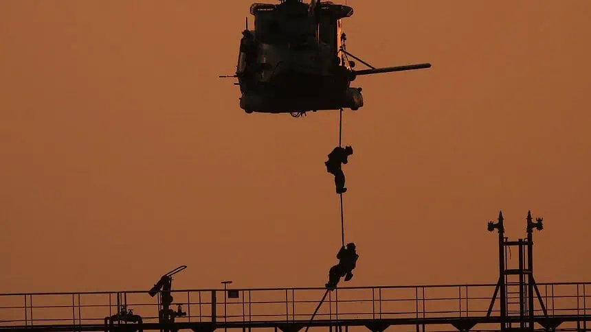 İtalyan Askerleri Helikopterle Rus Gölge Filosu Olduğu İddia Edilen Tankere Operasyon Yaptı