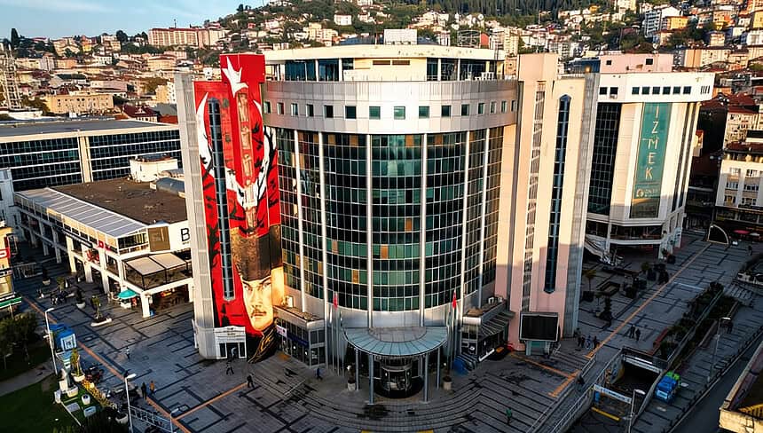 İzmit Belediyesi'nde Üst Düzey Görev Değişimi! Önemli Müdürlükler Yeni İsimlere Bağlandı!