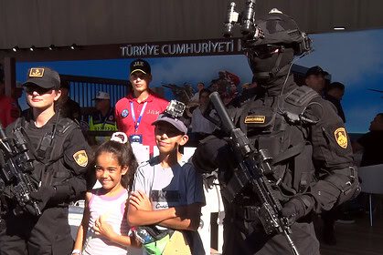 TEKNOFEST Mavi Vatan’da JÖAK Rüzgarı: "Siyah Giyen Adamlar"a Büyük İlgi!