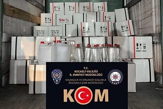 Kocaeli Körfez'de Kaçak Alkol Operasyonu: Araçta 2 Bin 400 Litre Etil Alkol Ele Geçirildi!