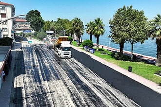 Karamürsel Plaj Yolu'na Bin 700 Ton Asfalt Serildi: Cadde Yenilendi