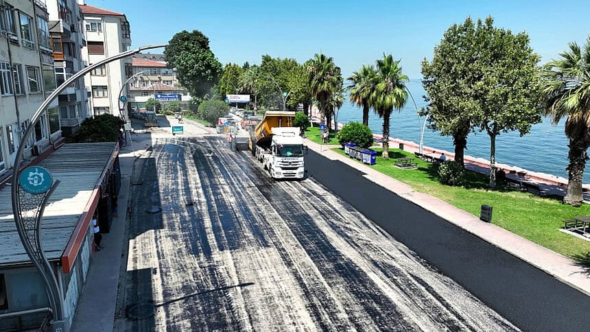 Karamürsel Plaj Yolu'na Bin 700 Ton Asfalt Serildi: Cadde Yenilendi