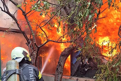 Karamürsel'de İtfaiye Alevler Arasında Mahsur Kalan Engelli Kadını Kurtardı