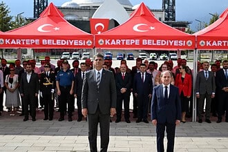 Kartepe 104. Zafer Bayramı'nı Kent Meydanı'nda Coşkuyla Kutladı
