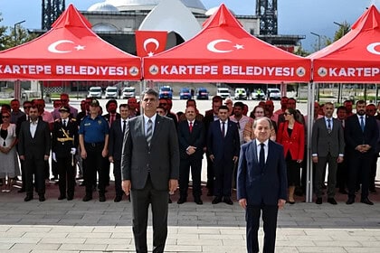 Kartepe 104. Zafer Bayramı'nı Kent Meydanı'nda Coşkuyla Kutladı