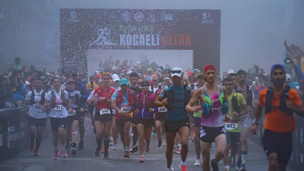 Kartepe Kuzuyayla'da 905 Sporcu Sisli Parkurlarda Yarışa Çıktı