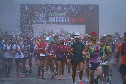 Kartepe Kuzuyayla'da 905 Sporcu Sisli Parkurlarda Yarışa Çıktı
