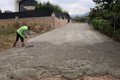Kartepe'de Beton ve Asfalt Seferberliği: 3 Mahallede Yollar Yenilendi