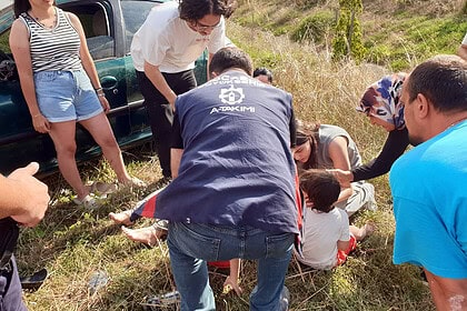 Kandıra Yolunda Kaza Yapıp Takla Atan Ailenin Yardımına Kocaeli Büyükşehir A Takımı Yetişti!
