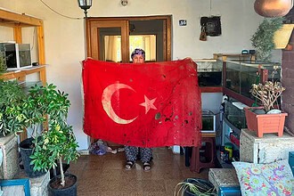 Kıbrıs'ta 36 Yıl Emanet Duran Şehit Bayrağı Konservasyona Gönderildi