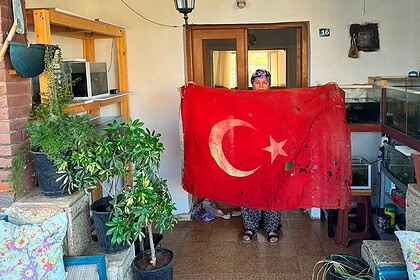 Kıbrıs'ta 36 Yıl Emanet Duran Şehit Bayrağı Konservasyona Gönderildi
