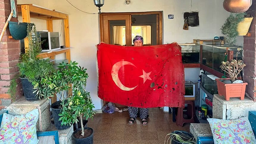 Kıbrıs'ta 36 Yıl Emanet Duran Şehit Bayrağı Konservasyona Gönderildi