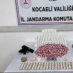 Kocaeli'de Sokak Satıcısına Baskın: 2 Bin 500 Hap ve Tabanca Ele Geçirildi