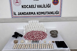 Kocaeli'de Sokak Satıcısına Baskın: 2 Bin 500 Hap ve Tabanca Ele Geçirildi