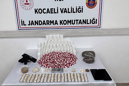 Kocaeli'de Sokak Satıcısına Baskın: 2 Bin 500 Hap ve Tabanca Ele Geçirildi