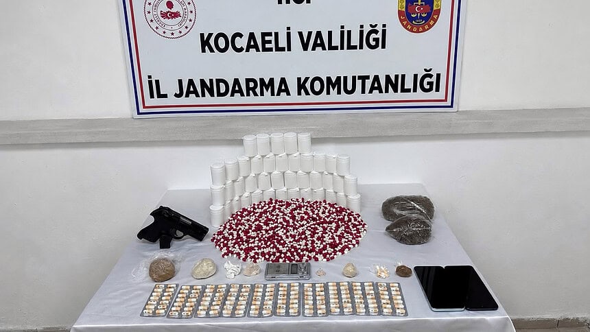 Kocaeli'de Sokak Satıcısına Baskın: 2 Bin 500 Hap ve Tabanca Ele Geçirildi