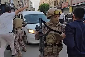 Gözaltı Kararı Sonrası Adana'da Gergin Anlar! Kuytulcular Polis Aracının Önünü Kesmeye Çalıştı!