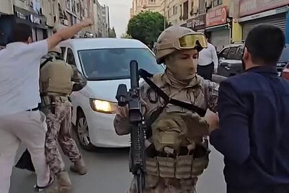 Gözaltı Kararı Sonrası Adana'da Gergin Anlar! Kuytulcular Polis Aracının Önünü Kesmeye Çalıştı!