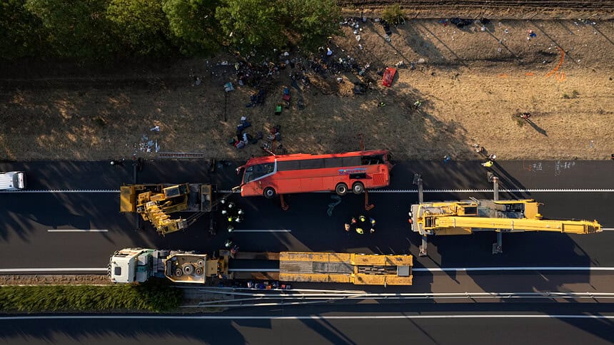 Macaristan'da Otobüs Şarampole Yuvarlandı: 12 Polonyalı Öldü