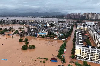 Narra Tayfunu Çin ve Vietnam'ı Vurdu: 54 Bin Kişi Tahliye Edildi