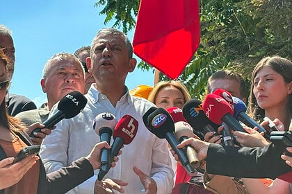 Özel'den İşçilere Ziyaret: "Gözler Çevrilince Sözler Tutulmuyor"