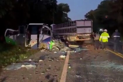 Parana'da Minibüs Kamyonla Çarpıştı: 23 Ölü, 5 Yaralı