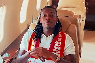 Rafael Leao İstanbul'a İniyor: Uçaktan Taraftara Türkçe Mesaj Yolladı