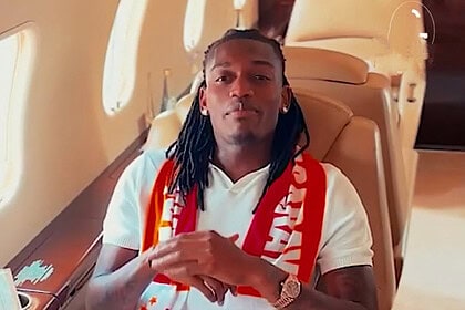 Rafael Leao İstanbul'a İniyor: Uçaktan Taraftara Türkçe Mesaj Yolladı