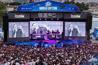 Gölcük TEKNOFEST Mavi Vatan’da Şarkıcı Sefo Sahne Aldı