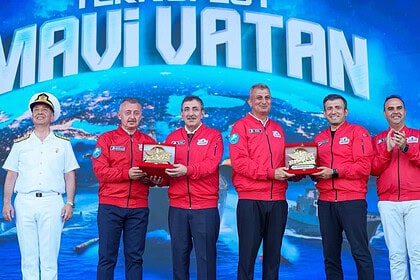 Gölcük Belediye Başkanı Sezer’e TEKNOFEST Mavi Vatan’da Anı Plaketi!