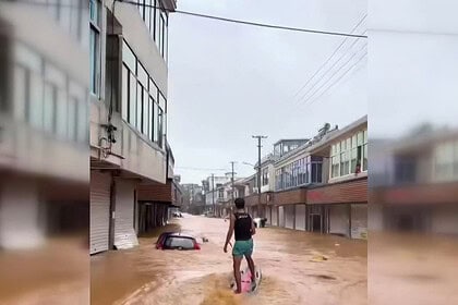 Çin’de Şiddetli Yağışlar Cadde ve Sokakları Göle Çevirdi: Sel Sularında Sörf Yaptılar!