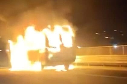 TEM Otoyolu'nda Seyir Halindeki Minibüs Alev Alev Yandı