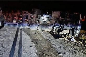 Derince’ye Gelmek İçin Yola Çıkmıştı! Tır Devrildi, Kilometrelerce Araç Kuyruğu Oluştu!