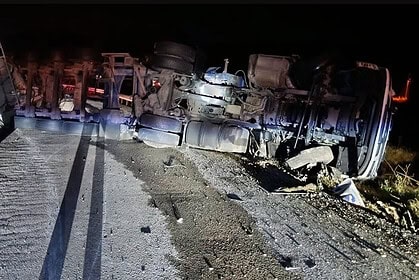 Derince’ye Gelmek İçin Yola Çıkmıştı! Tır Devrildi, Kilometrelerce Araç Kuyruğu Oluştu!