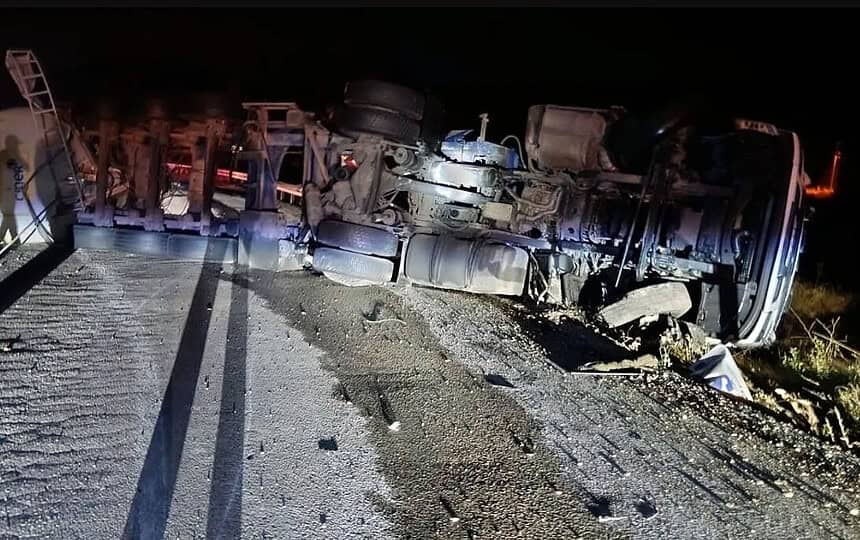 Derince’ye Gelmek İçin Yola Çıkmıştı! Tır Devrildi, Kilometrelerce Araç Kuyruğu Oluştu!