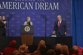 Nevada’daki Etkinlikte Beklenmedik An! Donald Trump Koşarak Sahne Kenarına Yöneldi!