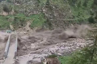 Uttarakhand'da Sel Köprüyü Yıktı: 15 Köyle Bağlantı Kesildi